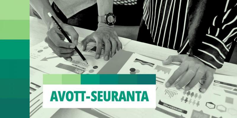 Fotografi av händer som skriver på infograf samt texten AVOTT-SEURANTA, dvs. AVOTT-uppföljning