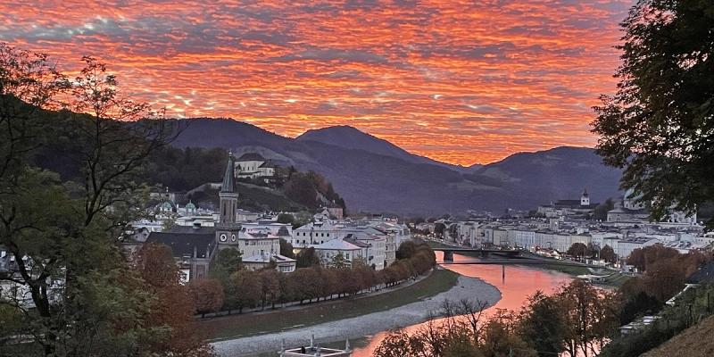 Kuva maisemasta Salzburgissa auringonnousun aikaan