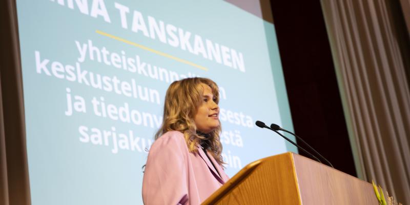 Artikkelin kuvituskuvassa Riina Tanskanen pitää puhetta vuoden 2022 tiedonjulkistamisen valtionpalkintojen jakotilaisuudessa.