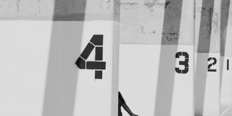 black and white image with numbers 4, 3, 2 ja 1 