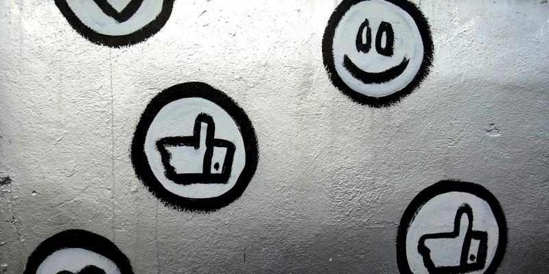 Kuva tarroista seinällä