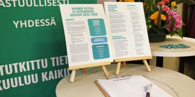 Kuvassa on avoimen tieteen julistus AVOTT-kesäpäivillä vuonna 2025.