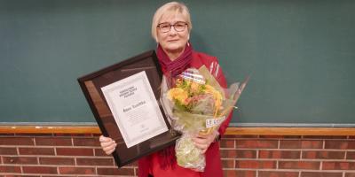 Palvelupäällikkö Anne Sunikka palkittiin vuoden 2025 avoimen tieteen palkinnolla monivuotisesta työstään avoimen tieteen parissa.