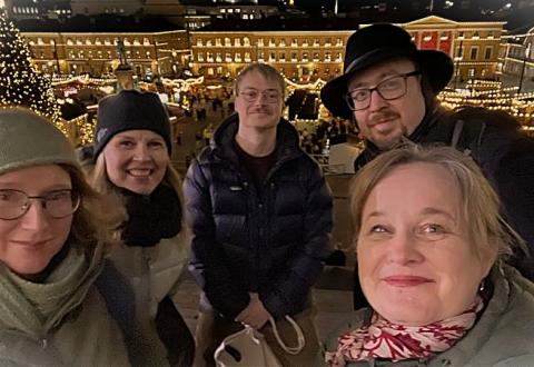 AVOTT-sihteeristö joulutorilla. 