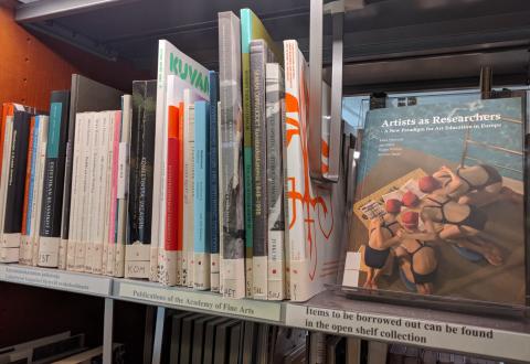 Kuvituskuva: Kirjahylly, jossa kirjoja.