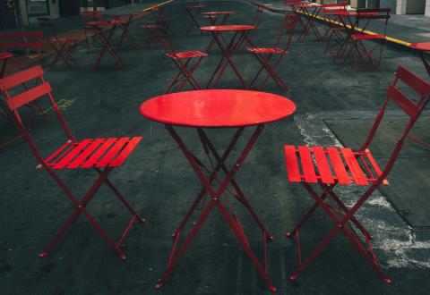 Punaisia tuoleja ja pöytä.